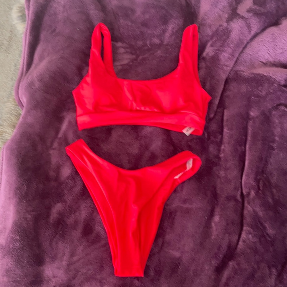 Red Bikini, S